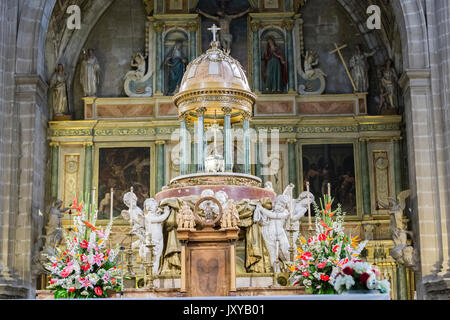 Jaen, Spanien - Mai 2016, 2:Hochaltar, in der Mitte des Presbyteriums, Tabernakel von vier Engeln gesäumt, die Arbeit von Pedro Arnal, Verwahrung von Juan R Stockfoto