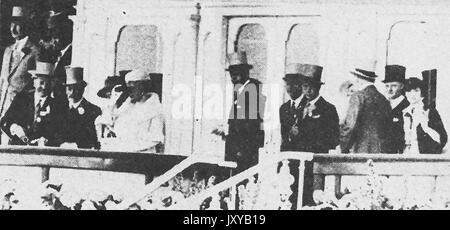 Ein altes Foto auf Papier mit der britischen königlichen Familie in Ascot Rennbahn, England Stockfoto