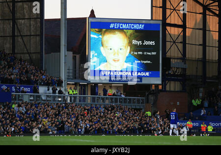 Ein Tribut an Rhys Jones ist auf dem großen Bildschirm während der UEFA Europa League, Play-Off Hinspiel Spiel im Goodison Park, Liverpool gezeigt. Stockfoto