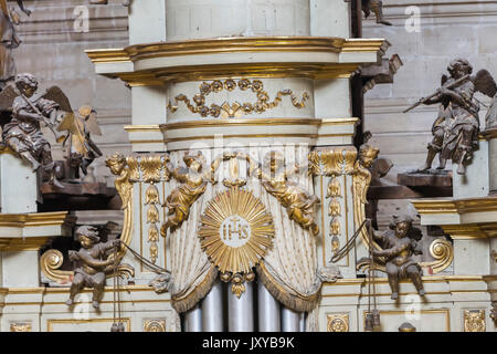 Jaen, Spanien - Mai 2016, 2: Detail der oberen Revolver der Box der Orgel mit der musikalischen Engel, ist der Chor in der Seite der Epistel des Stockfoto