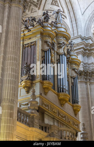 Jaen, Spanien - Mai 2016, 2:Orgel der Kathedrale von Jaén, durch abgenutzte Stelle Jayme von Begoños im Jahr 1705 erstellt, Jaen, Andalusien, Spanien Stockfoto