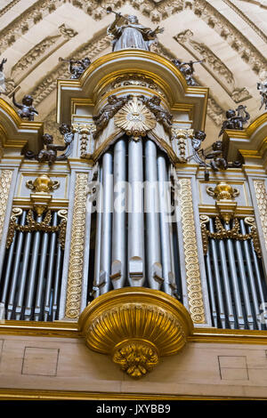 Jaen, Spanien - Mai 2016, 2:Orgel der Kathedrale von Jaén, durch abgenutzte Stelle Jayme von Begoños im Jahr 1705 erstellt, Jaen, Andalusien, Spanien Stockfoto