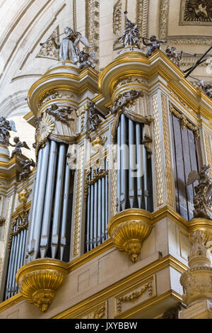 Jaen, Spanien - Mai 2016, 2:Orgel der Kathedrale von Jaén, durch abgenutzte Stelle Jayme von Begoños im Jahr 1705 erstellt, Jaen, Andalusien, Spanien Stockfoto