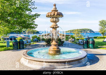 Bar Harbor, USA - Juni 8, 2017: Spritzwasser Brunnen in der Innenstadt von Village Park im Sommer durch Hafen und Boote Stockfoto