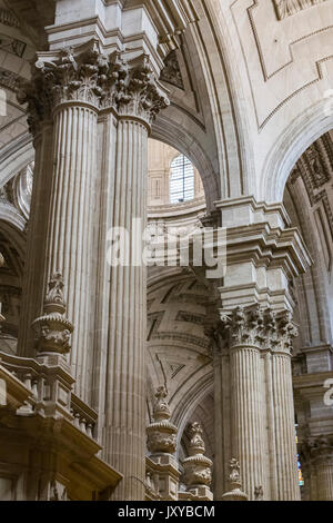 Jaen - Spanien, Mai 2016, 2: Innenansicht der Kathedrale in Jaen, zentrale Kuppel von Cruise, ein Werk des Architekten Juan de Aranda und Salazar, es hat ein Ci Stockfoto