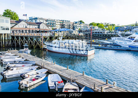 Bar Harbor, USA - Juni 8, 2017: Blick auf Dock und viele leere Boote in der Innenstadt von Dorf im Sommer Stockfoto