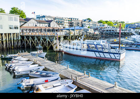 Bar Harbor, USA - Juni 8, 2017: Blick auf Dock und viele leere Boote in der Innenstadt von Dorf im Sommer Stockfoto