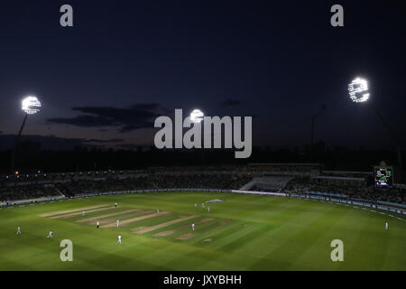 Einen allgemeinen Überblick über das Spielen unter Flutlicht am Tag einer der Ersten Investec Testspiel bei Edgbaston, Birmingham. Stockfoto