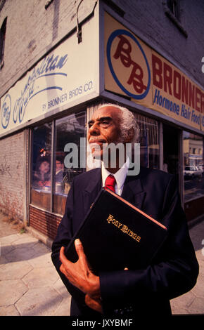 Nathaniel Bronner der Bronner Brüder Kosmetik bei seinem Auburn Avenue Store in Atlanta, Georgia Stockfoto