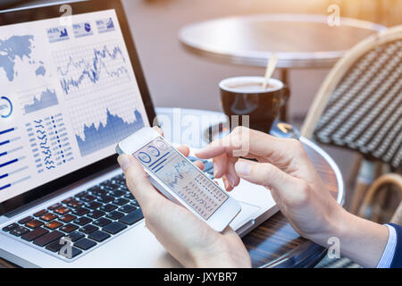 Nahaufnahmen der Hände der Geschäftsfrau Analyse Börse Charts und Key Performance Indicators (KPI) mit Business Intelligence (BI) auf Notebook comp Stockfoto