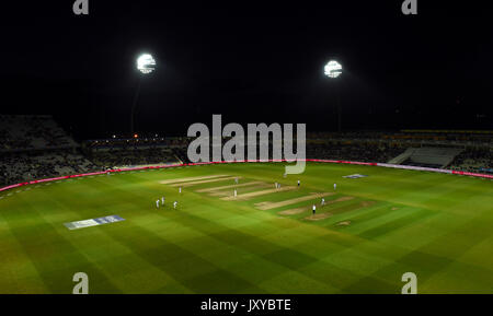 Einen allgemeinen Überblick über das Spielen unter Flutlicht am Tag einer der Ersten Investec Testspiel bei Edgbaston, Birmingham. Stockfoto