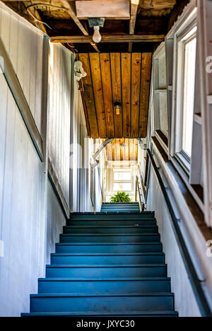 Treppen in Holz- Haus mit Sonnenlicht und bunt bemalten Platten