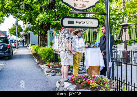 Bar Harbor, USA - Juni 8, 2017: Paar Leute Einchecken in ein Hotel in der Innenstadt von Dorf im Sommer Stockfoto