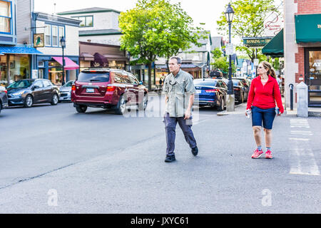 Bar Harbor, USA - Juni 8, 2017: Überqueren von Bürgersteig Straße in der Innenstadt von Dorf im Sommer auf der Hauptstraße Stockfoto