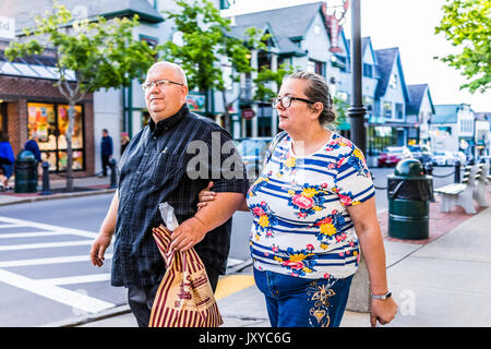 Bar Harbor, USA - Juni 8, 2017: Paar Kreuzung Bürgersteig Straße in der Innenstadt von Dorf im Sommer auf der Hauptstraße mit Nahrungsmitteln Stockfoto