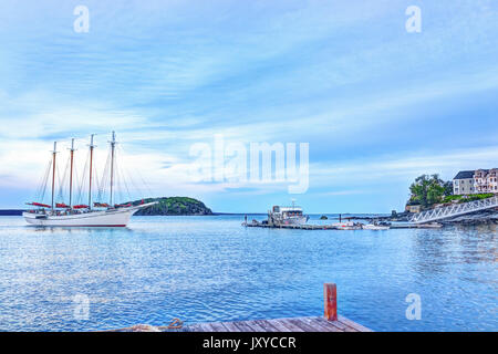 Bar Harbor, USA - Juni 8, 2017: Sonnenuntergang in Bar Harbor, Maine Dorf mit Margaret Todd Windjammer große Segelboot nähern Dock Stockfoto