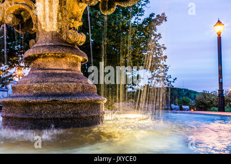 Nahaufnahme von plätschernden Brunnen in der Innenstadt von Village Park am Abend dunkle Nacht mit beleuchteter LED Lampen Stockfoto