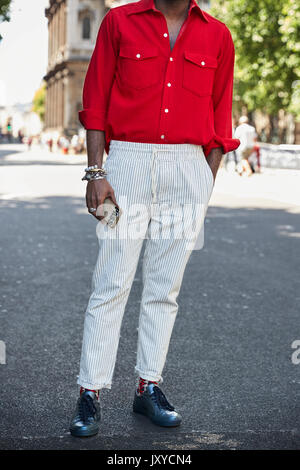 Untere Partie der Mann im roten T-Shirt und helle Gestreifte Hose Stockfoto