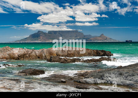 Tafelberg und Kapstadt gesehen über die Table Bay von Blouberg. Stockfoto