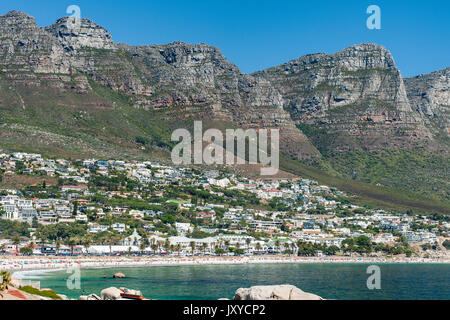 Camps Bay Beach und Häuser und einige der Gipfel der Zwölf Apostel Berge in Kapstadt, Südafrika. Stockfoto