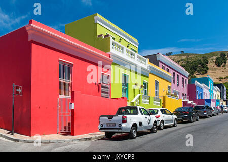 Bunte Häuser im Bo Kaap Vorort von Kapstadt. Stockfoto