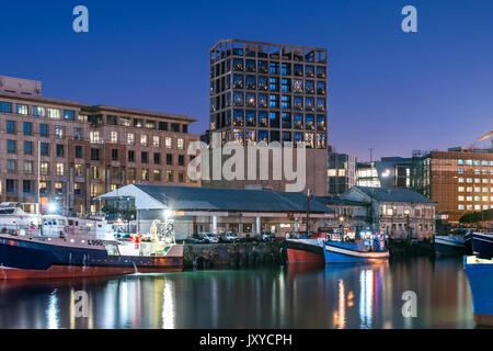 Dämmerung Blick auf den Silo Hotel und MOCAA (Museum für Zeitgenössische Kunst) Gebäude in Südafrika Kapstadt Waterfront. Stockfoto