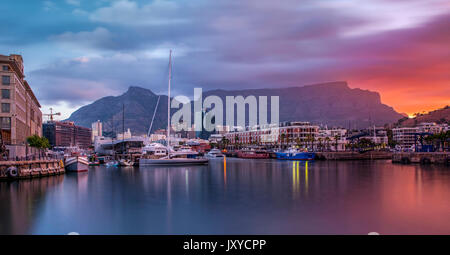 Die Kapstadt Waterfront und Tafelberg in der Abenddämmerung. Stockfoto
