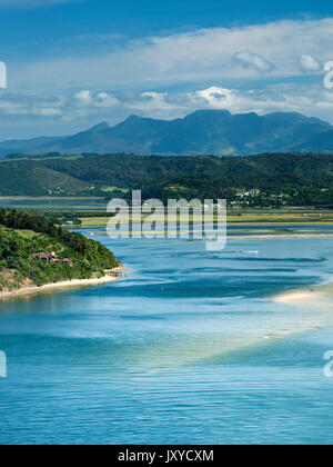 Die Knysna Lagune von Knysna Heads, Garden Route, Provinz Westkap, Südafrika gesehen. Stockfoto