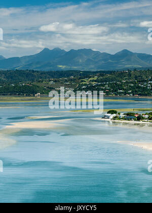 Die Knysna Lagune von Knysna Heads, Garden Route, Provinz Westkap, Südafrika gesehen. Stockfoto