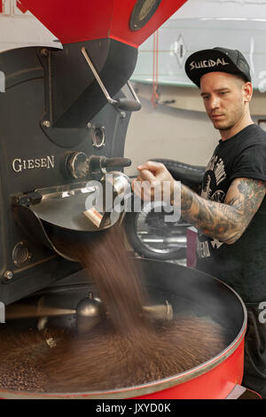 Rösten von Kaffee Bohnen in Deluxe Coffeeworks in Kapstadt, Südafrika. Stockfoto