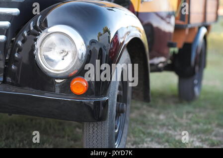 Alte schwarz-orange Farbe Lkw runde Scheinwerfer Closeup Stockfoto