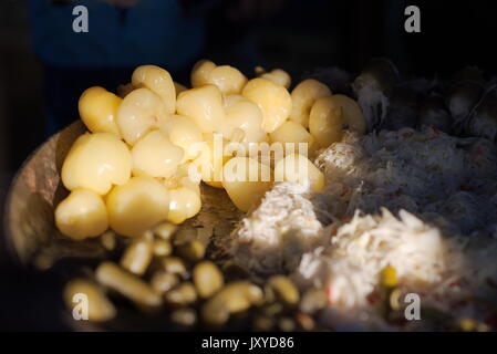 Verschiedene eingelegtes Gemüse in Fast-food-Stand Stockfoto