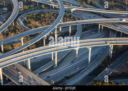 Antenne von Los Angeles 110 und 105 Autobahnanschlussstelle in Südkalifornien. Stockfoto