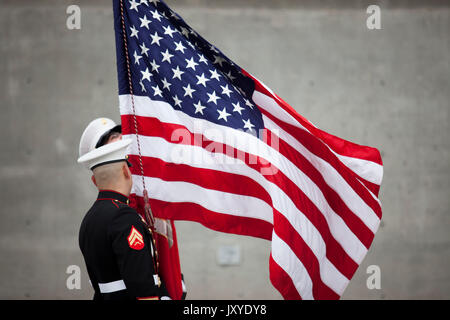 Zwei Mitglieder des United States Marine Corps tragen die US-Flagge vor dem aoh St. Patrick's Day Parade in Omaha, Neb. Am 11. März 2017. Stockfoto