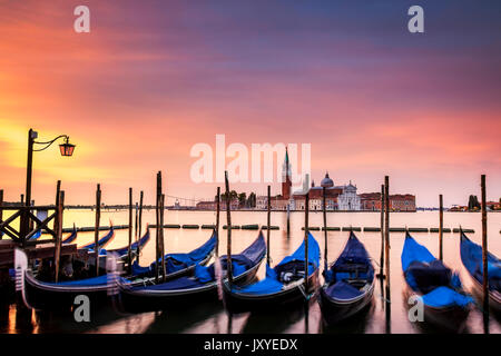 Lebendige Dämmerung über die Insel San Giorgio Maggiore aus nur aus St. Markusplatz in Venedig, Italien gesehen. Stockfoto