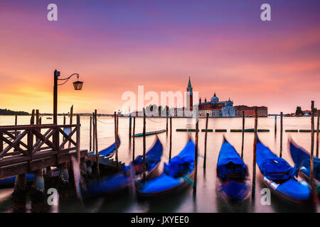 Lebendige Dämmerung über die Insel San Giorgio Maggiore aus nur aus St. Markusplatz in Venedig, Italien gesehen. Stockfoto