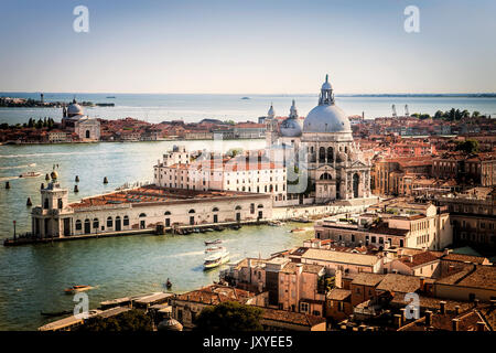 Die Kirche von Santa Maria della Salute von oben gesehen in Venedig, Italien. Stockfoto