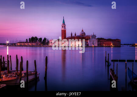 Am frühen Morgen Licht auf die Insel San Giorgio Maggiore von der Kante der Markusplatz in Venedig, Italien gesehen. Stockfoto