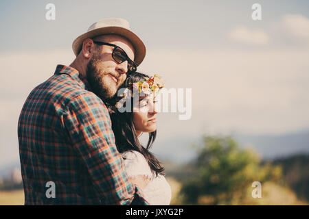 Liebe, zärtliche, verträumte und süße junge Paar umarmte. Glücklich zusammen Stockfoto