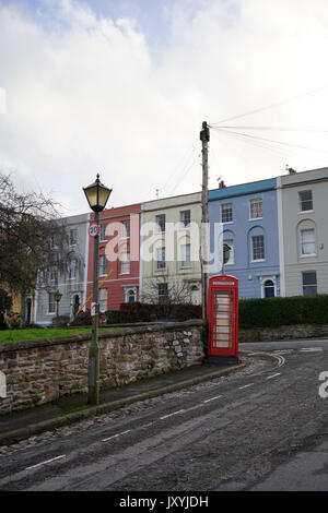 Eine von Bristol wenigen verbliebenen traditionellen roten Telefonzellen, in Freemantle Square (BS 6). Stockfoto