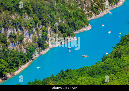 Tolle Aussicht auf die Gorges du Verdon Canyon mit Booten in Provence, Frankreich. Provence-Alpes-Cote d'Azur. Stockfoto