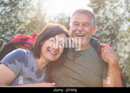 Senior Paar lachend und umarmen Stockfoto