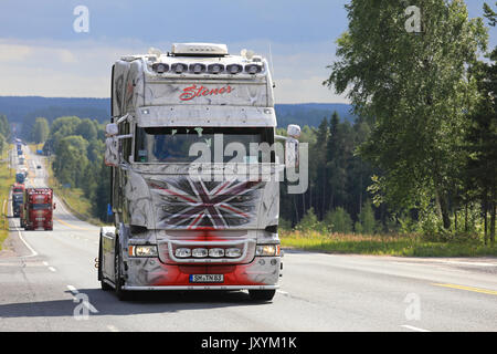 IKAALINEN, Finnland - 10 AUGUST 2017: Feine Scania R480 Lkw Traktor Rolling Stones nimmt Teil an der LKW-Konvoi nach Power Truck Show 2017. Stockfoto