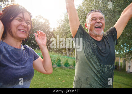 Easy going senior Paar mit Spaß im Freien Stockfoto