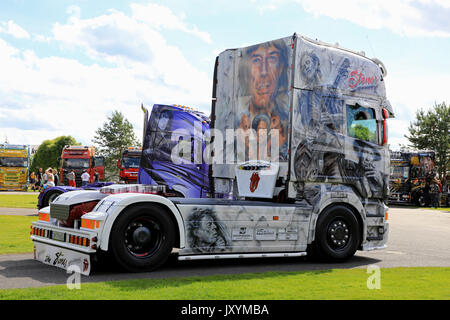 ALAHARMA, Finnland - 11 AUGUST 2017: Deutsche Scania R480 Lkw Traktor Rolling Stones mit Bildern des berühmten Rock Band auf Anzeige auf Power Truck Sho