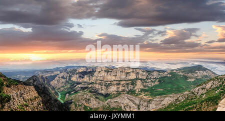 Herrlicher Blick auf die Schlucht Gorges Du Verdon vor dem farbenfrohen Sonnenuntergang in der Provence, Frankreich. Provence-Alpes-Cote d'Azur. Stockfoto