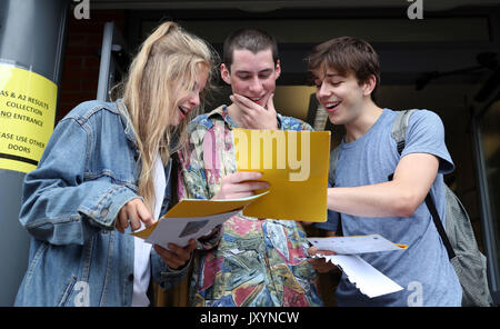 Studenten Madeline Ashman (links), Thomas Wroy (Mitte) und William Sharp, nachdem die Erhebung der A-Ebene Ergebnisse bei Peter Symonds College in Winchester, Hampshire. Stockfoto