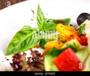 Salat-, Lebensmittel-, Vorspeisen- und griechischen Begriff - traditioneller griechischer Salat mit frischem Gemüse, Schafskäse und Oliven. Stockfoto