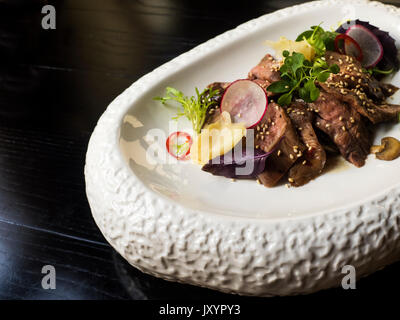 Verschlafene Lamm terraic in Fleisch-Sauce und Shiitake-Pilzen Stockfoto