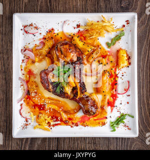 Huhn, Lebensmittel, Fleisch und Grill Konzept - Zwei gegrillte Hähnchenschenkel und Gemüse auf dem Grill Pfanne close-up. Ansicht von oben Stockfoto